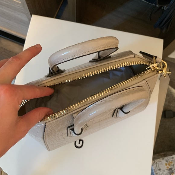 Givenchy Antigona mini bag in Dune - Picture 2 of 9